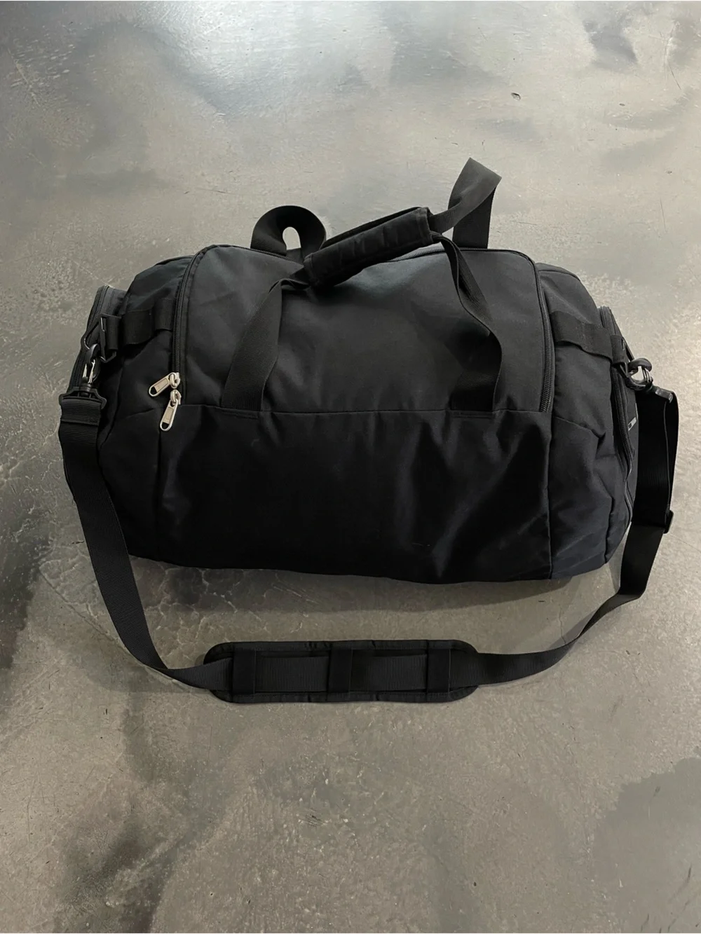 Oakley Black Duffel Bag - Men's Travel & Gym Bag (Jul 026)